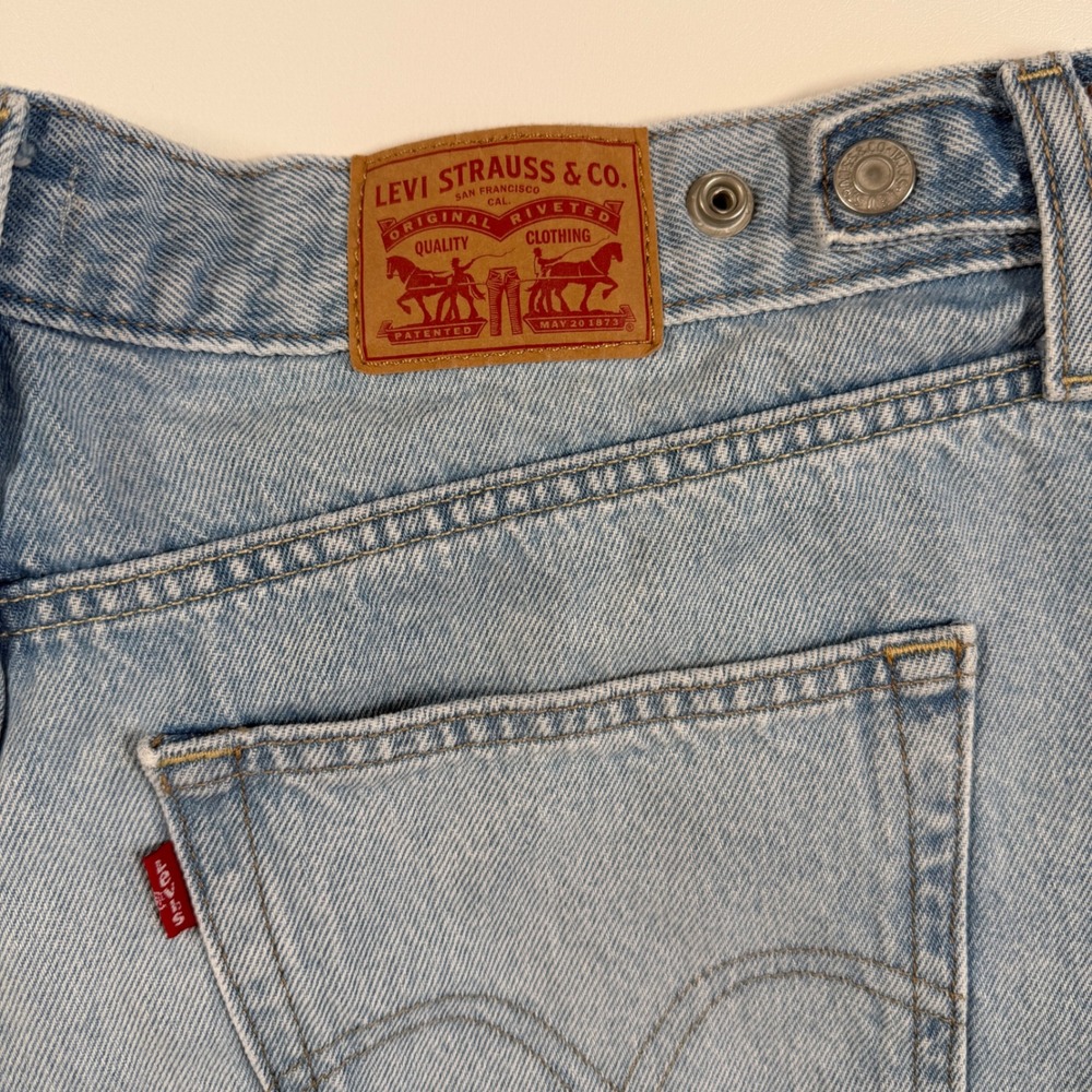Levis Denim Shorts Womens 33 Light Blue Cinch Shorts High Rise Snap Back 003K1 - Picture 4 of 9